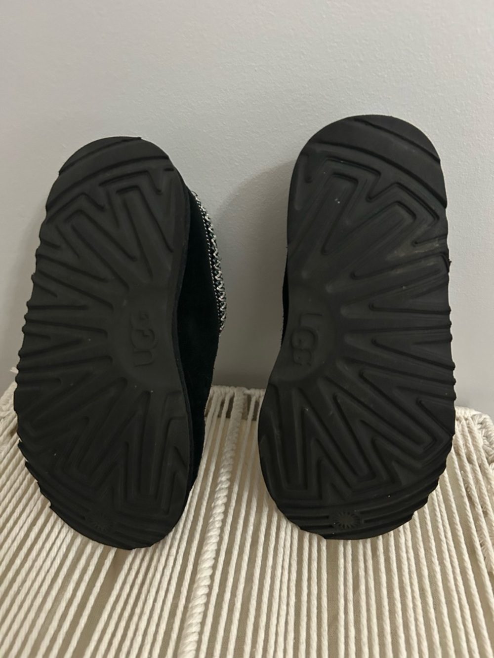 UGG Kids Tasman II Slipper in Black with Contrast Trim - Picture 2 of 6